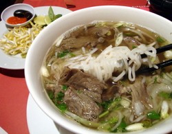 Gurih Hangat Pho Khas Vietnam, Cocok Sebagai Penyegar Siang Ini