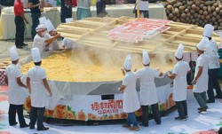 Wow! Pumpkin Pie Seberat 845 Kg Ini Dibuat oleh 40 Koki di Tiongkok
