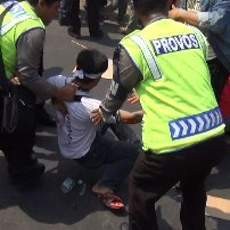 Warga Terlibat Aksi Dorong dengan Polisi Tolak Pembangunan Pabrik Kran