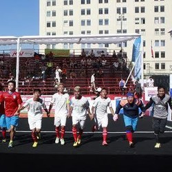 Senyum, Senyum, dan Tetaplah Semangat!