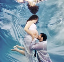 Foto: Pose Dramatis Para Ibu Hamil di Dalam Air