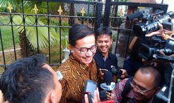 Tebar Senyuman Usai Bertemu Jokowi dan JK, Ferry: Tak Bicara Kabinet