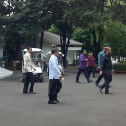4 Jam Berlalu, JK dan Jokowi Masih Berdiskusi di Istana Merdeka