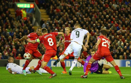 Benzema Dua Gol, Madrid Bungkam Liverpool 3-0 di Anfield