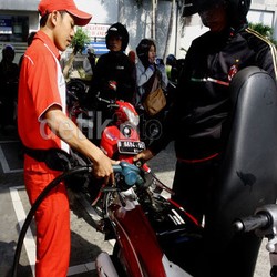 Harga Minyak Turun, Pertamax Turun Rp 500/Liter