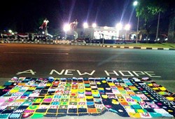 Pohon di Depan Istana Negara Dibungkus dengan Rajutan Tak Biasa