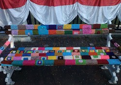 Mempercantik Bangku Trotoar Ibukota dengan Rajutan