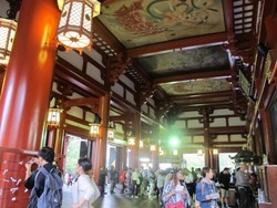 Melihat Orang Jepang Beribadah di Kuil Sensoji, Tokyo