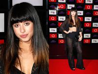 Berbusana Menerawang, Foxes Pamer Underwear