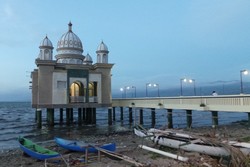 2 Pantai Indonesia yang Punya Masjid Terapung