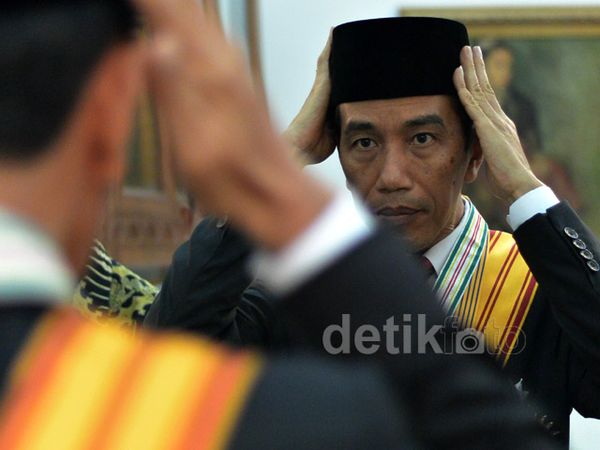 Gaya Jokowi Saat Jalani Sesi Pemotretan