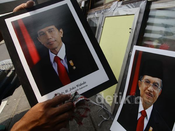 Foto Presiden Jokowi Laris Manis