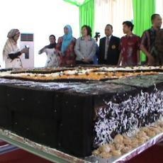 Pemecahan Rekor Muri Brownies Raksasa Diwarnai Keributan