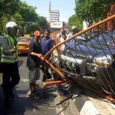 Hyundai Tucson Seruduk Pagar Pembatas Jalan Urip Sumoharjo