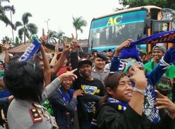 Polisi Pulangkan Ratusan Bonek yang Telantar di Stasiun Kircon Bandung
