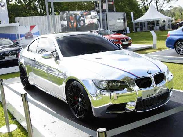 Kemilau Mobil-Motor Krom