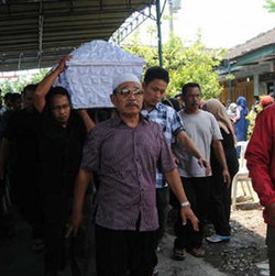 Suporter Korban Kerusuhan di Solo Dimakamkan