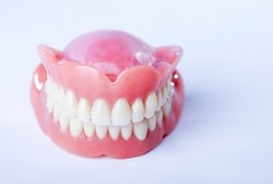 Begini Cara Tepat Merawat Gigi Tiruan Agar Tak Gampang Rusak