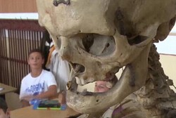 Guru Ini Mengabdi untuk Pendidikan Meski Dirinya Tinggal Kerangka