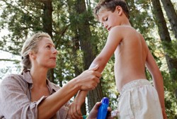 Oles-oles Antinyamuk ke Kulit Bayi dan Anak, Amankah?