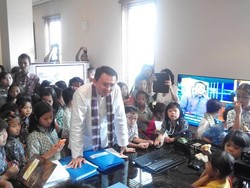 Berkunjung ke Balaikota, Siswa TK dan SD Antre Duduk di Kursi Kerja Ahok