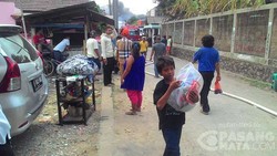 Kebakaran Pabrik Minyak Sawit di Bekasi Meluas, Warga Selamatkan Perabotan