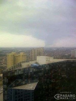 Asap Kebakaran Hebat Pabrik Minyak Sawit di Bekasi Terlihat Hingga Tebet