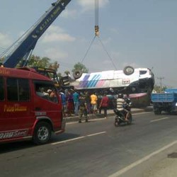 Terbalik di Indramayu, Atap Bus Antar Kota ini Gepeng