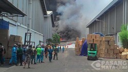 Beberapa Truk Tronton di Pabrik Minyak yang Terbakar di Bekasi Meledak