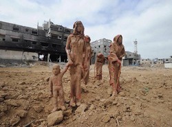 Patung Tanah Liat di Gaza Berdiri di Antara Runtuhan Gedung