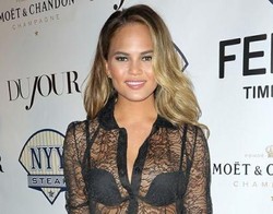 Diancam Dibunuh, Model Seksi Istri John Legend Tutup Akun Twitter