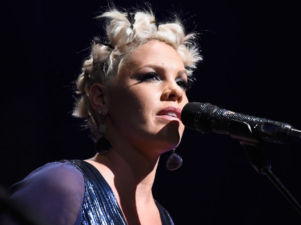 Pink Akustikan di Konser Penggalangan Dana