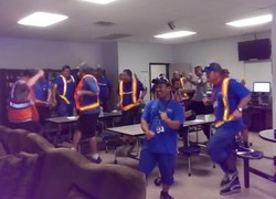 Siapa Sangka, Petugas Bandara Bisa Segila Ini