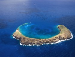 Keren! Hawaii Punya Pulau Berbentuk Huruf U