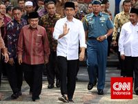 Jokowi dan JK Salat Jumat Perdana di Istana