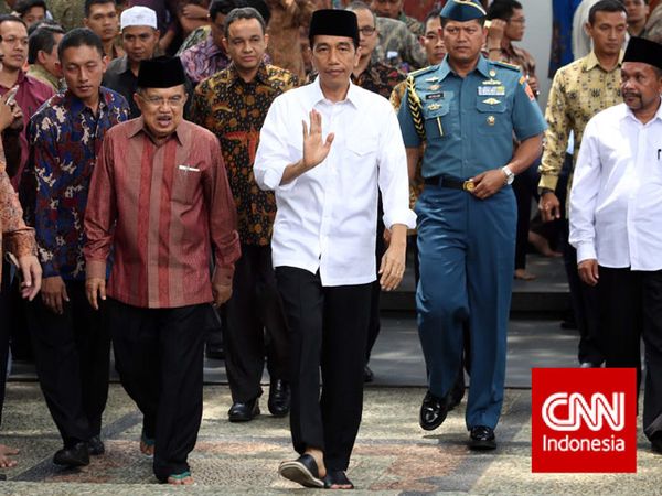 Jokowi dan JK Salat Jumat Perdana di Istana