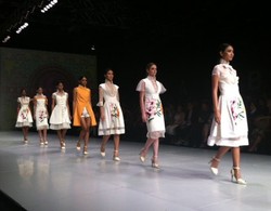 Busana Modern Bernapas Tionghoa ala 5 Desainer Indonesia