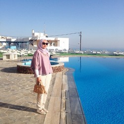 Hijab Style: Gaya Stylish Ria Miranda Saat Liburan ke Santorini