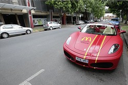 McDonalds di Melbourne Gunakan Lamborghini dan Ferrari untuk Pesanan Layan Antar