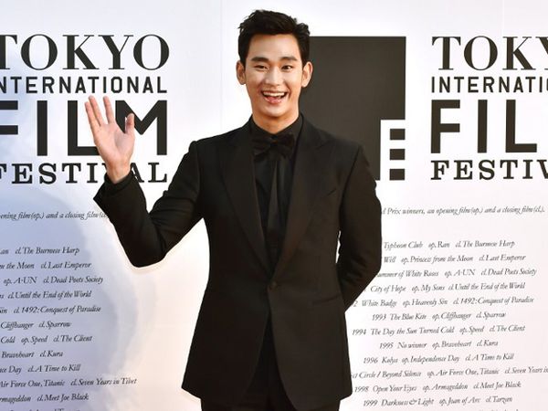 Kim Soo Hyun Gagah Serba Hitam