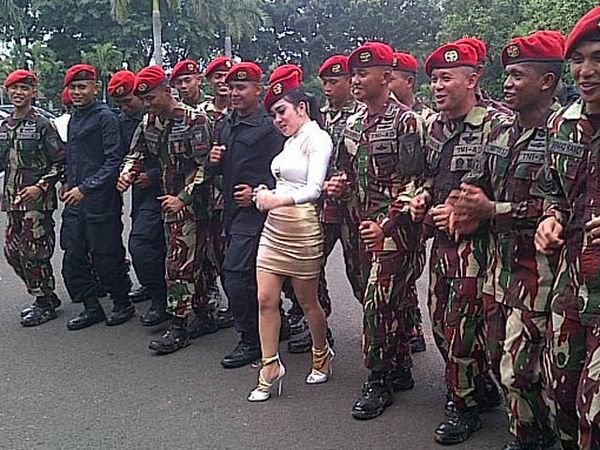 Aksi Maju Mundur Cantik Syahrini Bareng Kopassus