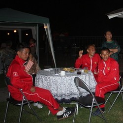 Disambut Rempeyek, Dipuaskan Bakso, Sambal, dan Lalapan