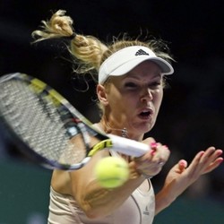Wozniacki Sapu Bersih Laga Grup, Loloskan Radwanska