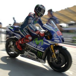 Diselingi Hujan Deras, Lorenzo Kalahkan Marquez