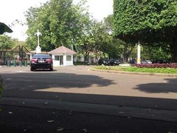 Siapa Pemilik Alphard dan Lexus Hitam yang Masuk ke Istana?