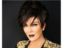 Kris Jenner Tampil Sensual dengan Bra Mengintip dari Balik Blazernya