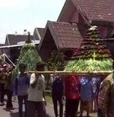 Warga Lereng Semeru Gelar Tradisi Grebeg Suro