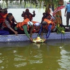 Meriahnya Pawai Budaya dan Larung Sesaji di Danau Ranu Grati