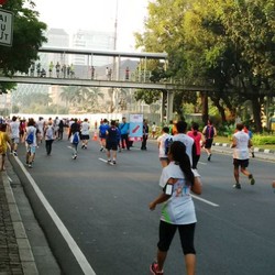 Ketika Peserta Resmi dan Abal-abal Jakarta Marathon Berebut Finish
