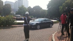 Tiba di Istana, Sofyan Djalil dan Yuddy Buka Kaca Mobil dan Tebar Senyum